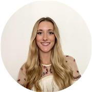 Profesora imparte clases de refuerzo y apoyo educativo